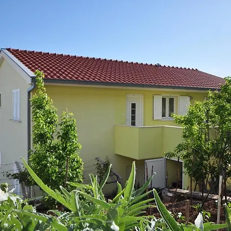 Apartman With Parking Space Pisak, Omis - 2827